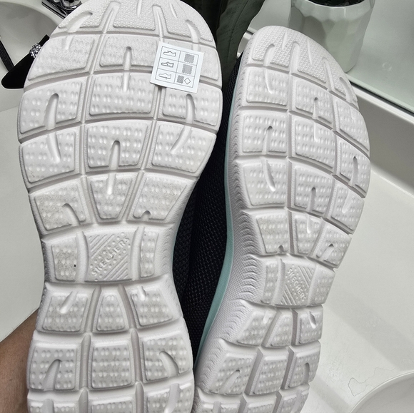 NEW Skechers Women's Black and Teal Sneakers - Size 8 - Picture 5 of 6